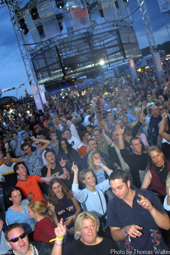Nature One 2002 (Day Two) Raketenbasis Pydna bei Kastellaun am 03.08.2002 - img_0282.jpg - eimage.de - Event Fotos 