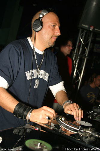 DJ Isaac am 02.05.2003 - img_8159.jpg - eimage.de - Event Fotos 