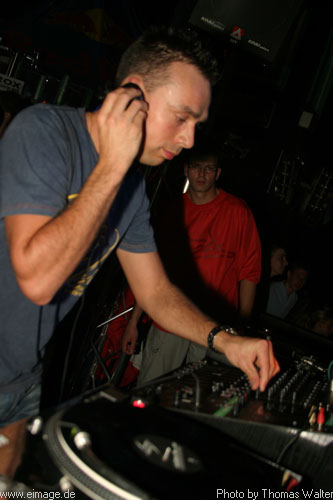 DJ Isaac am 02.05.2003 - img_8230.jpg - eimage.de - Event Fotos 
