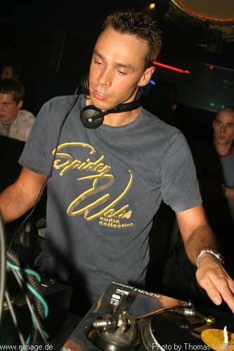DJ Isaac am 02.05.2003 - img_8304.jpg - eimage.de - Event Fotos 