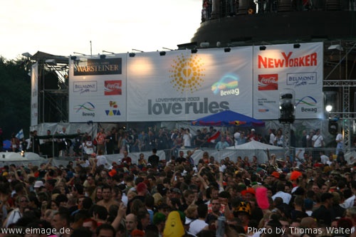 Loveparade 2003 Love Rules in Berlin Part 2 am 12.07.2003 - img_6772.jpg - eimage.de - Event Fotos 