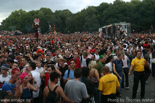 Loveparade 2003 Love Rules in Berlin Part 2 am 12.07.2003 - img_6905.jpg - eimage.de - Event Fotos 