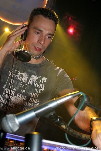 DJ Isaac am 19.12.2003 - img_4734.jpg - eimage.de - Event Fotos 