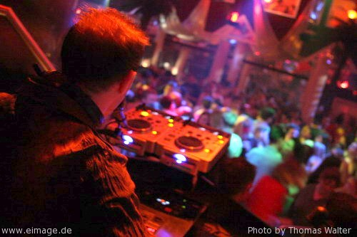 DJ Isaac am 03.04.2004 - img_6796.jpg - eimage.de - Event Fotos 
