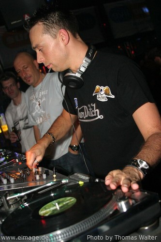 DJ Isaac am 03.04.2004 - img_7024.jpg - eimage.de - Event Fotos 