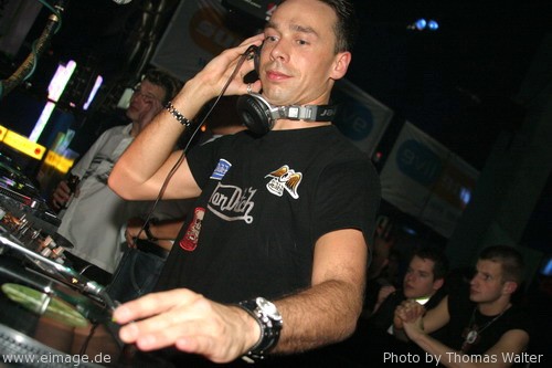 DJ Isaac am 03.04.2004 - img_7025.jpg - eimage.de - Event Fotos 