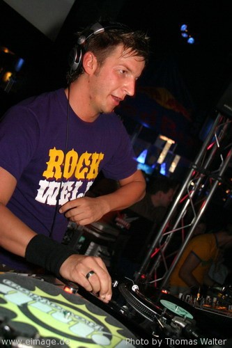 Groove Coverage aka DJ Novus am 01.05.2004 - img_9157.jpg - eimage.de - Event Fotos 