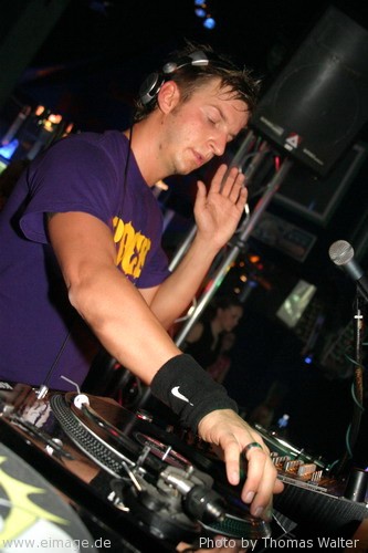 Groove Coverage aka DJ Novus am 01.05.2004 - img_9411.jpg - eimage.de - Event Fotos 