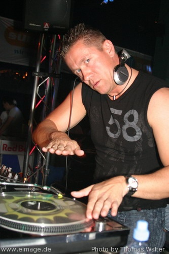 DJ Bossi aka Cosmic Gate am 28.05.2004 - img_2899.jpg - eimage.de - Event Fotos 