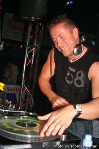 DJ Bossi aka Cosmic Gate am 28.05.2004 - img_2901.jpg - eimage.de - Event Fotos 