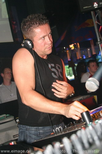 DJ Bossi aka Cosmic Gate am 28.05.2004 - img_2914.jpg - eimage.de - Event Fotos 