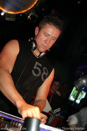 DJ Bossi aka Cosmic Gate am 28.05.2004 - img_3056.jpg - eimage.de - Event Fotos 