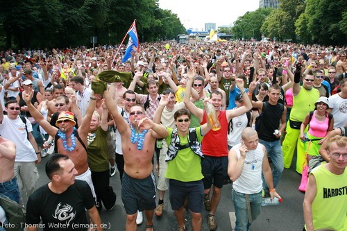 Loveparade 2006 Love is Back in Berlin Part 1 am 15.07.2006 - img_3375.jpg - eimage.de - Event Fotos 