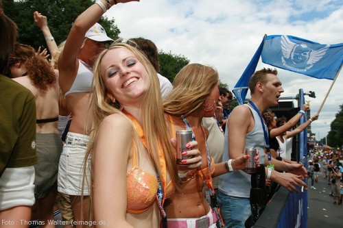 Loveparade 2006 Love is Back in Berlin Part 1 am 15.07.2006 - img_3410.jpg - eimage.de - Event Fotos 