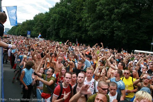 Loveparade 2006 Love is Back in Berlin Part 1 am 15.07.2006 - img_3428.jpg - eimage.de - Event Fotos 