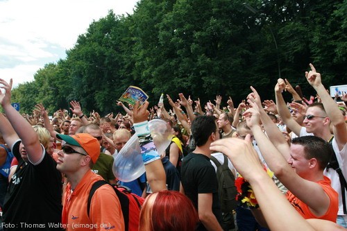 Loveparade 2006 Love is Back in Berlin Part 1 am 15.07.2006 - img_3445.jpg - eimage.de - Event Fotos 
