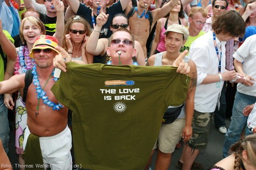 Loveparade 2006 Love is Back in Berlin Part 1 am 15.07.2006 - img_3469.jpg - eimage.de - Event Fotos 