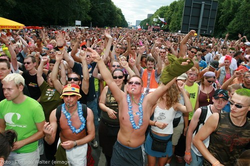 Loveparade 2006 Love is Back in Berlin Part 1 am 15.07.2006 - img_3474.jpg - eimage.de - Event Fotos 