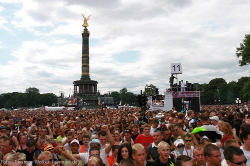 Loveparade 2006 Love is Back in Berlin Part 1 am 15.07.2006 - img_3527.jpg - eimage.de - Event Fotos 