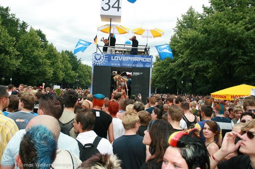 Loveparade 2006 Love is Back in Berlin Part 1 am 15.07.2006 - img_3654.jpg - eimage.de - Event Fotos 