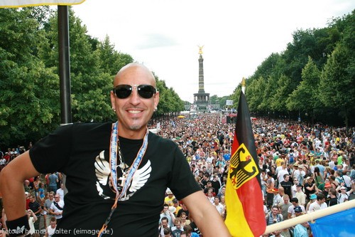 Loveparade 2006 Love is Back in Berlin Part 1 am 15.07.2006 - img_3655.jpg - eimage.de - Event Fotos 