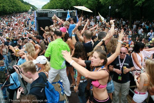 Loveparade 2006 Love is Back in Berlin Part 1 am 15.07.2006 - img_3683.jpg - eimage.de - Event Fotos 