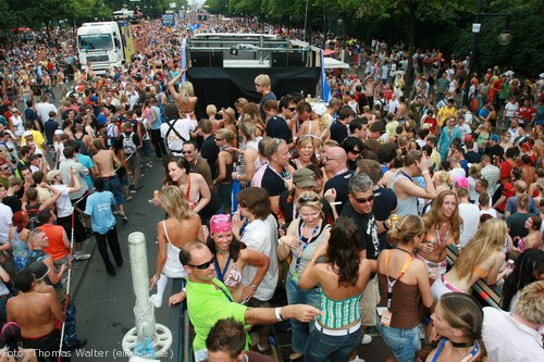 Loveparade 2006 Love is Back in Berlin Part 1 am 15.07.2006 - img_3714.jpg - eimage.de - Event Fotos 