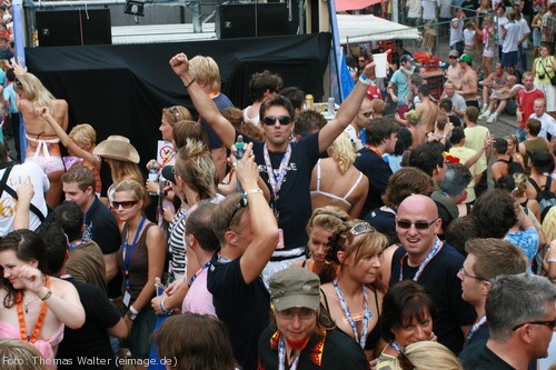 Loveparade 2006 Love is Back in Berlin Part 1 am 15.07.2006 - img_3717.jpg - eimage.de - Event Fotos 