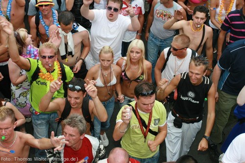 Loveparade 2006 Love is Back in Berlin Part 1 am 15.07.2006 - img_3757.jpg - eimage.de - Event Fotos 