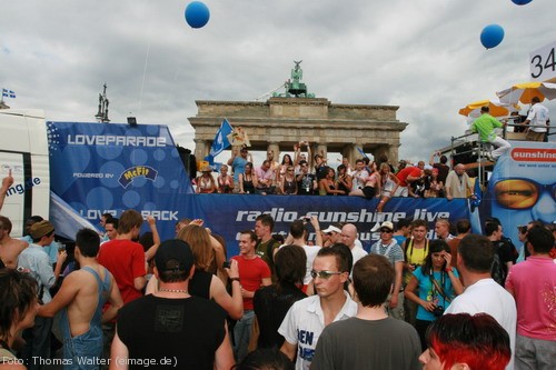 Loveparade 2006 Love is Back in Berlin Part 1 am 15.07.2006 - img_3913.jpg - eimage.de - Event Fotos 