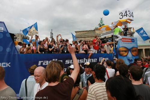Loveparade 2006 Love is Back in Berlin Part 1 am 15.07.2006 - img_3916.jpg - eimage.de - Event Fotos 