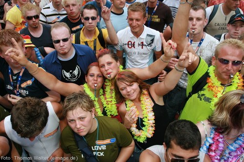 Loveparade 2006 Love is Back in Berlin Part 1 am 15.07.2006 - img_3972.jpg - eimage.de - Event Fotos 