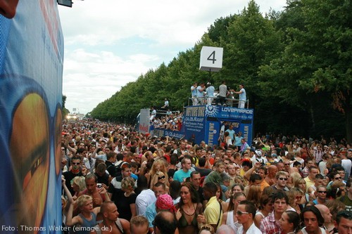 Loveparade 2006 Love is Back in Berlin Part 1 am 15.07.2006 - img_4012.jpg - eimage.de - Event Fotos 