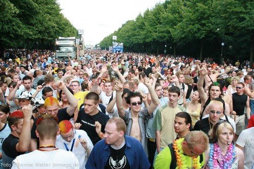 Loveparade 2006 Love is Back in Berlin Part 2 am 15.07.2006 - img_4035.jpg - eimage.de - Event Fotos 