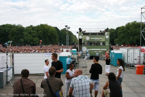 Loveparade 2006 Love is Back in Berlin Part 2 am 15.07.2006 - img_4045.jpg - eimage.de - Event Fotos 