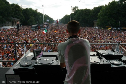 Loveparade 2006 Love is Back in Berlin Part 2 am 15.07.2006 - img_4070.jpg - eimage.de - Event Fotos 