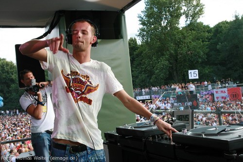 Loveparade 2006 Love is Back in Berlin Part 2 am 15.07.2006 - img_4077.jpg - eimage.de - Event Fotos 