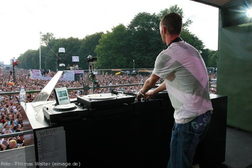 Loveparade 2006 Love is Back in Berlin Part 2 am 15.07.2006 - img_4079.jpg - eimage.de - Event Fotos 