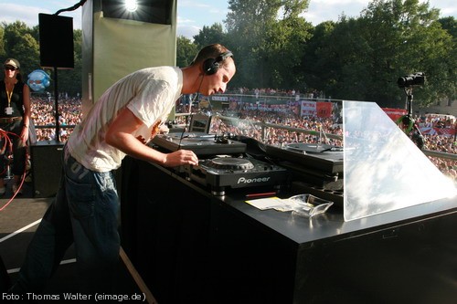 Loveparade 2006 Love is Back in Berlin Part 2 am 15.07.2006 - img_4093.jpg - eimage.de - Event Fotos 