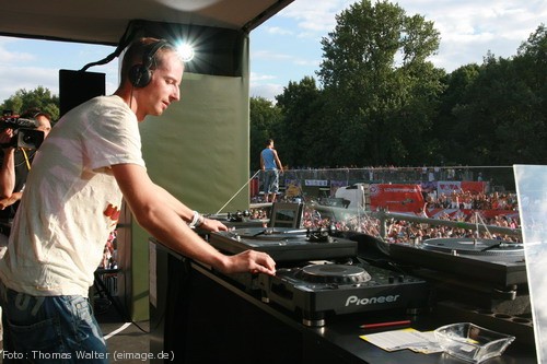 Loveparade 2006 Love is Back in Berlin Part 2 am 15.07.2006 - img_4096.jpg - eimage.de - Event Fotos 