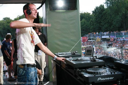 Loveparade 2006 Love is Back in Berlin Part 2 am 15.07.2006 - img_4104.jpg - eimage.de - Event Fotos 