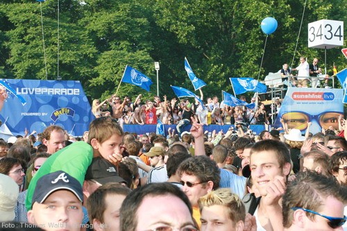 Loveparade 2006 Love is Back in Berlin Part 2 am 15.07.2006 - img_4130.jpg - eimage.de - Event Fotos 