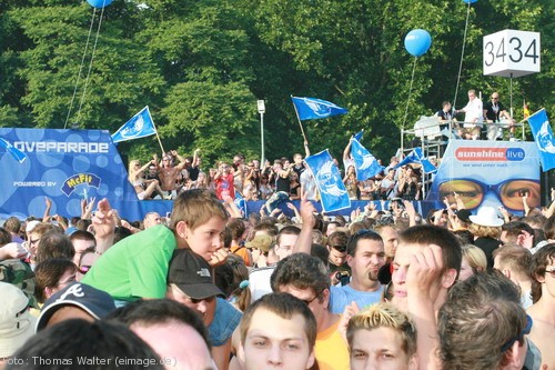 Loveparade 2006 Love is Back in Berlin Part 2 am 15.07.2006 - img_4132.jpg - eimage.de - Event Fotos 