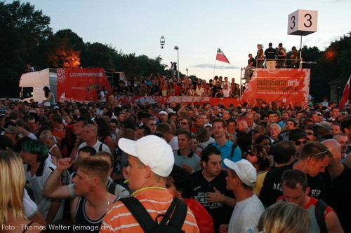 Loveparade 2006 Love is Back in Berlin Part 2 am 15.07.2006 - img_4321.jpg - eimage.de - Event Fotos 