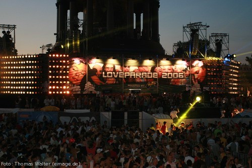 Loveparade 2006 Love is Back in Berlin Part 2 am 15.07.2006 - img_4356.jpg - eimage.de - Event Fotos 