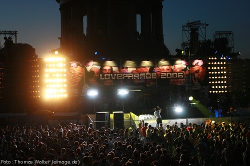 Loveparade 2006 Love is Back in Berlin Part 2 am 15.07.2006 - img_4361.jpg - eimage.de - Event Fotos 