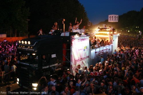 Loveparade 2006 Love is Back in Berlin Part 2 am 15.07.2006 - img_4422.jpg - eimage.de - Event Fotos 