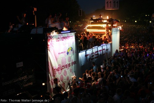 Loveparade 2006 Love is Back in Berlin Part 2 am 15.07.2006 - img_4424.jpg - eimage.de - Event Fotos 