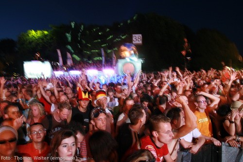 Loveparade 2006 Love is Back in Berlin Part 2 am 15.07.2006 - img_4480.jpg - eimage.de - Event Fotos 