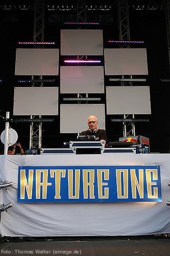 Tillmann Uhrmacher auf der Nature One 2006 am 05.08.2006 - img_6567.jpg - eimage.de - Event Fotos 